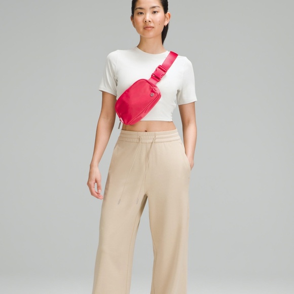 Lululemon Everywhere Belt Bag 1L Cherry Mist - Picture 2 of 6